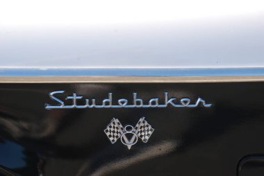 Damalı bayrak detaylarıyla eski Studebaker amblemi.