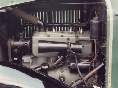 1929 model bir Plymouth sedan..