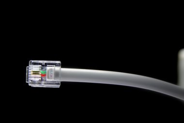 Telefon kablosu portre siyah arka plan üzerine