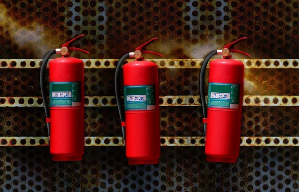 Красный танк огнетушителя на гранжевой стальной стене — стоковое фото