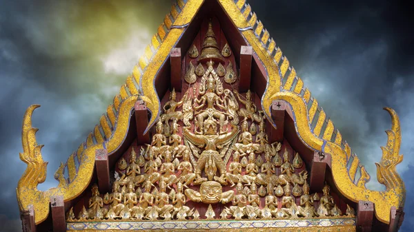 Ayutthaya, Thailand-januari 15,2016: Vishnu Garuda på gaveln o — Stockfoto
