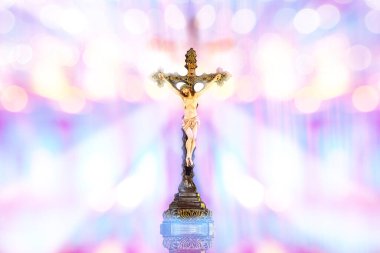 Çarmıha gerilmiş İsa, kilisede, boyalı camdan gelen ışıkla.