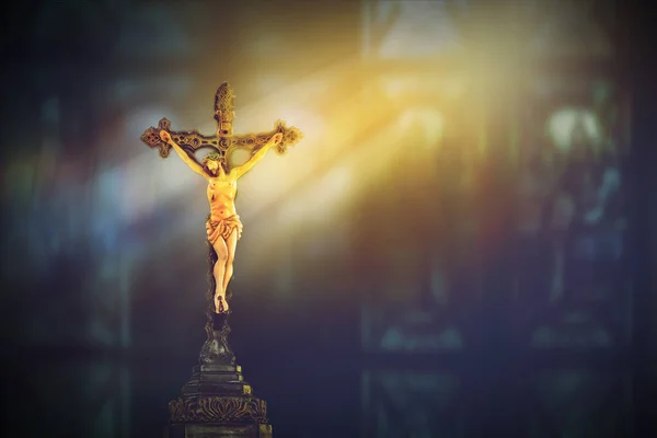 Σταυρός Ιησούς Στο Σταυρό Στην Εκκλησία Ακτίνα Φωτός Από Βιτρό — Φωτογραφία Αρχείου