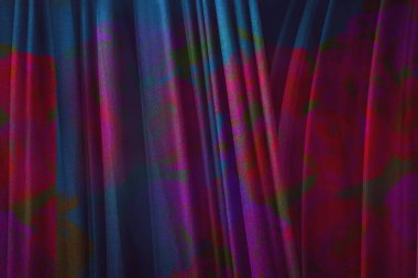 Çok renkli, eski, güzel çiçek desenli perdelerin detayları.