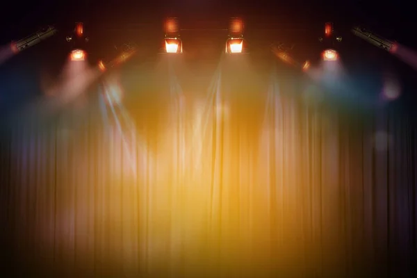 Rozmazané Prázdné Divadelní Jeviště Zábavnými Barevnými Reflektory Abstraktní Obraz Koncertního — Stock fotografie
