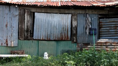 kenar mahallede eski bir binanın paslı metal dış