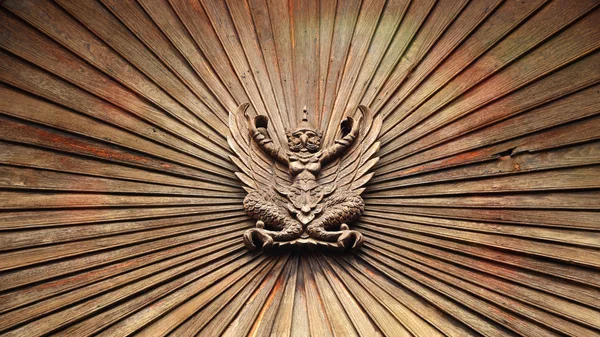 Garuda drewniane drewno rzeźba. — Zdjęcie stockowe