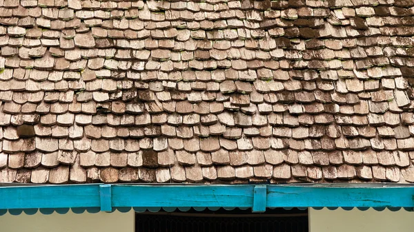 Patroon van houten dak van oud huis. — Stockfoto