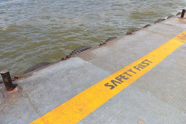 Señal de advertencia en el muelle del río — Foto de Stock