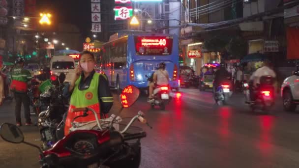 Bangkok Thailand Februar 2021 Straßenarbeiter Hat Das Telefon Aufgehängt — Stockvideo