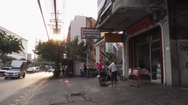 Bangkok Thailand Januari 2021 Vrouw Veegt Buurt Van Straat Bangkok — Stockvideo