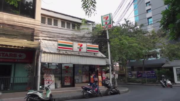 Bangkok Thailand Januar 2021 Seven Eleven Auf Der Sukhumvit Road — Stockvideo