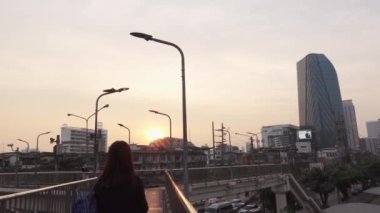 Bangkok, Tayland - 19 Ocak 2021 - İnsanlar Gün Batımında Bangkok 'ta Üst Geçitte Yürüyor