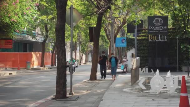 バンコク 2021年1月19日 バンコクのスクンビット通りを歩く人々 — ストック動画