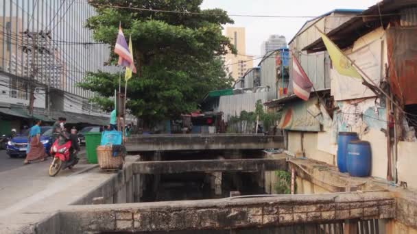 Bangkok Thaïlande Janvier 2021 Les Gens Traversent Canal Pied Bangkok — Video