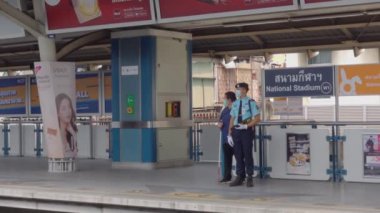 Bangkok, Tayland - 8 Şubat 2021 Bangkok Gökyüzü Tren İstasyonunda Kör Adam 'a Yardım Eden Güvenlik Görevlisi