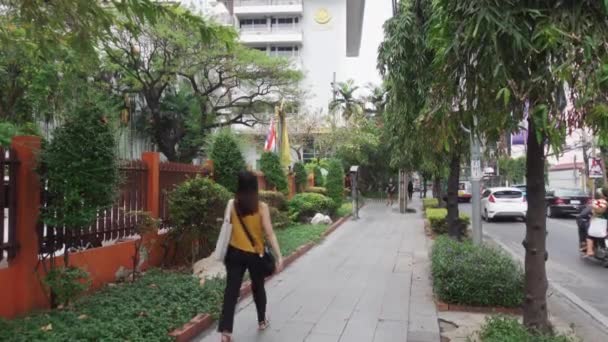 Bangkok Tailandia Febrero 2021 Woman Walking Footpath Bangkok — Vídeos de Stock