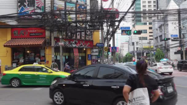 Bangkok Thailand Februar 2021 Menschen Auf Der Asoke Montri Road — Stockvideo