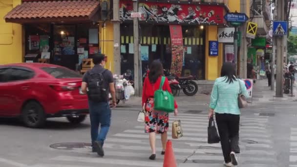 Bangkok Tailândia Fevereiro 2021 Trabalhadores Escritório Cruzando Rua Bangkok — Vídeo de Stock