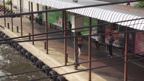 Bangkok Thailand February 2021 Woman Walking Asoke Pier Bangkok — Stock Video