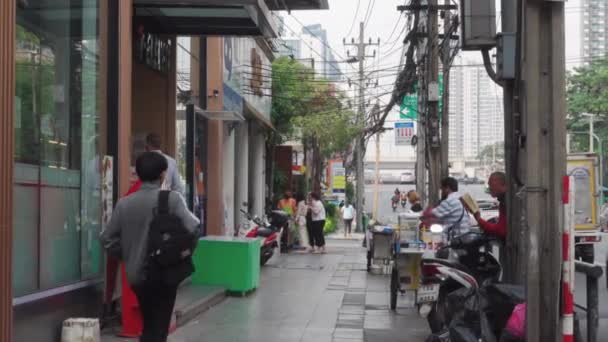 Bangkok Tailandia Febrero 2021 Gente Caminando Por Asoke Road Bangkok — Vídeos de Stock