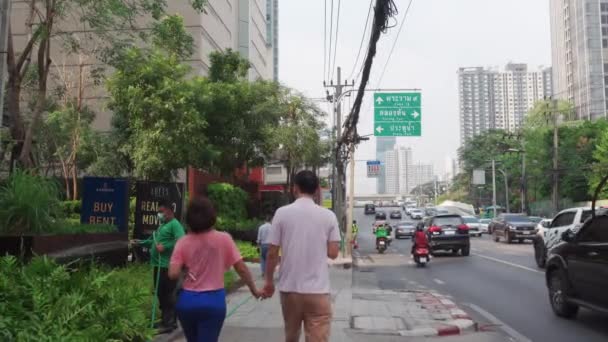 Bangkok Thailand February 2021 Couple Walking Asoke Road Bangkok — Stock Video