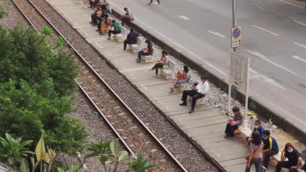 Bangkok Tailandia Febrero 2021 Gente Esperando Estación Tren Bangkok — Vídeos de Stock