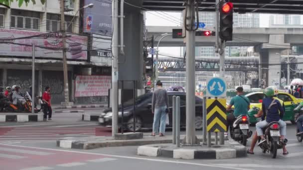 2021年2月17日 泰国曼谷 曼谷妇女在红灯前等候 — 图库视频影像