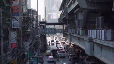 Bangkok, Tayland - 12 Ocak 2021 - Bangkok Sathon Yolu ve Surasak BTS İstasyonu