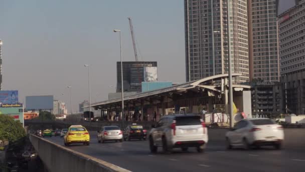 Бангкок Таїланд Січня 2021 Bts Sky Train Наближається Станції Сафан — стокове відео