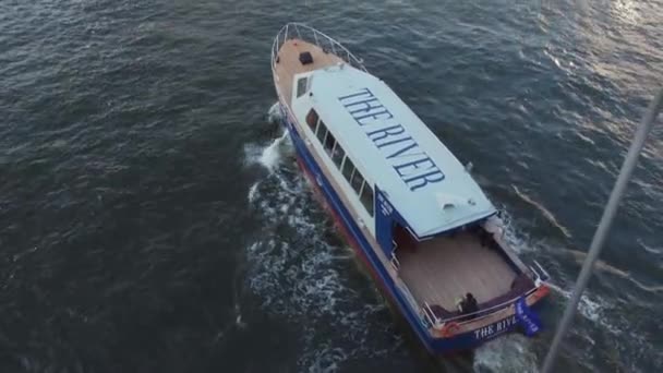 2021年1月12日 泰国曼谷 在曼谷朝弗拉亚河上划船 — 图库视频影像