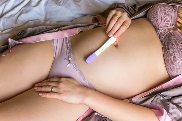 임신한 여 자가 긍정적인 임신 테스트를 들고 — 스톡 사진