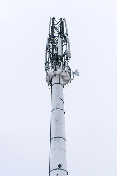 Telekommunikation tornet i himlen — Stockfoto