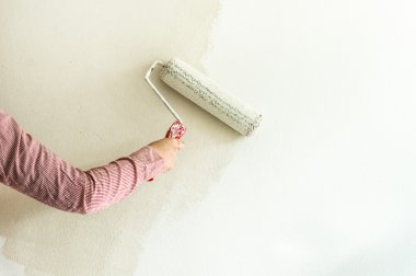 Boya silindiri ile duvar boyama ressamlar