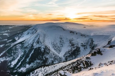 Güzel gün batımı dağlarda