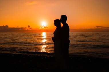 Aşkın romantik sahne ortakları günbatımında çiftler.