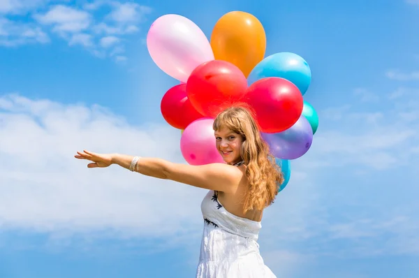 Щаслива молода леді святкує день народження з повітряними кулями — стокове фото