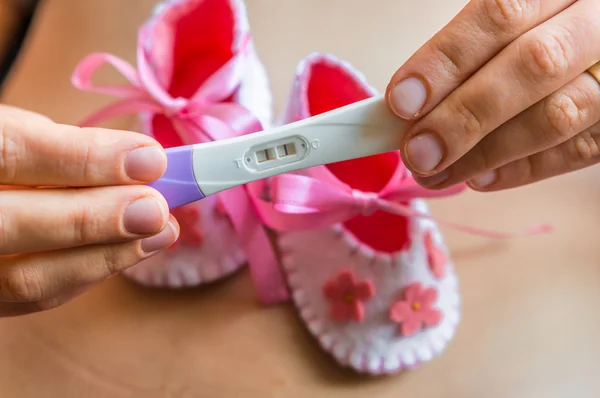 Беременная женщина проводит положительный тест на беременность — стоковое фото