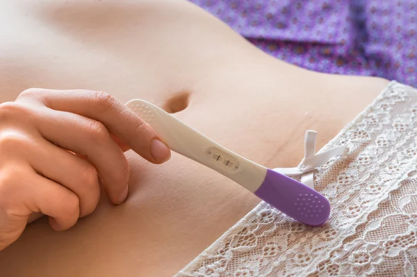 Gravid kvinna med positiva graviditetstest — Stockfoto