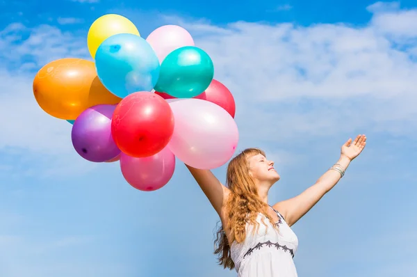 幸せな若い女性は、風船で誕生日を祝う — ストック写真