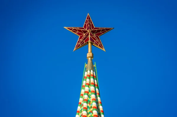 Estrela vermelha no topo do Kremlin em Moscou — Fotografia de Stock