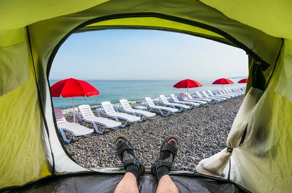 Vista de dentro de uma tenda nas espreguiçadeiras em uma praia — Fotografia de Stock