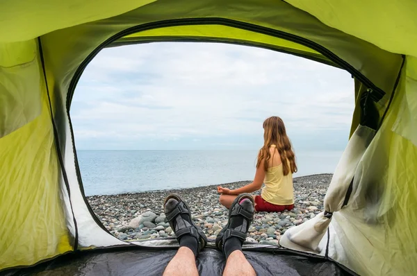 Vista de dentro de uma tenda sobre a jovem senhora e ioga — Fotografia de Stock