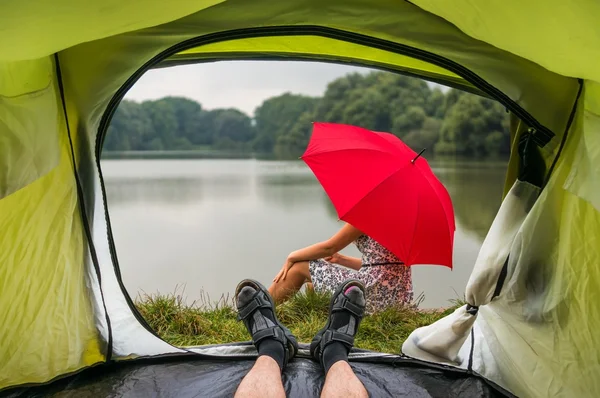 Vue de l'intérieur d'une tente sur la fille avec parapluie rouge — Photo