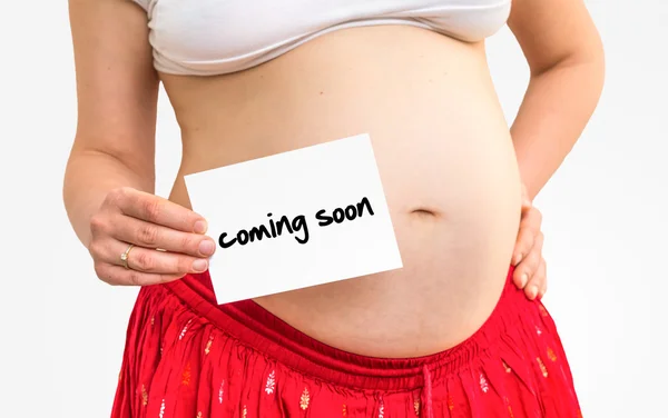 Kobieta w ciąży z napisem: już wkrótce — Zdjęcie stockowe
