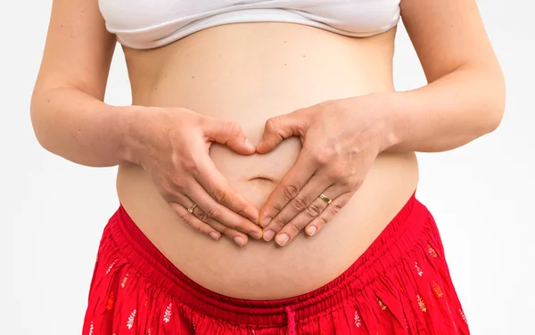 심장 모양에 손으로 임신한 여자 — 스톡 사진