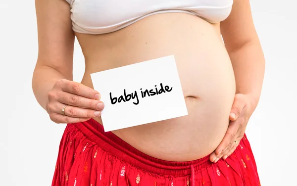 Kobieta w ciąży z napisem: Baby wewnątrz — Zdjęcie stockowe