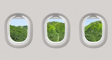 Gürcistan'daki dağlar uçağına windows bakarak