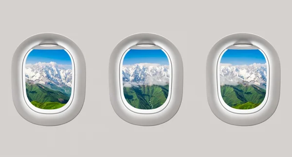 Looking out the windows of a plane to the mountains in Georgia — Stock Photo, Image