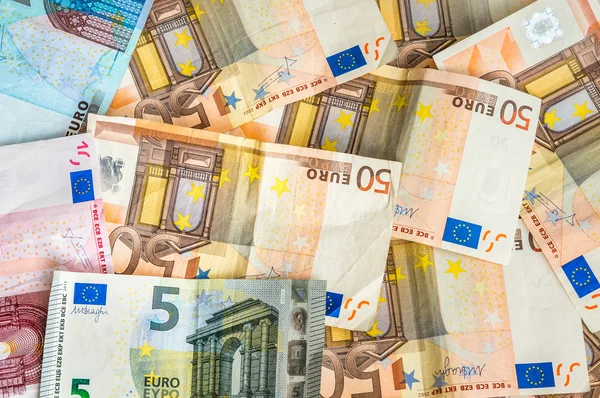 欧元纸币散落在桌子上 — 图库照片